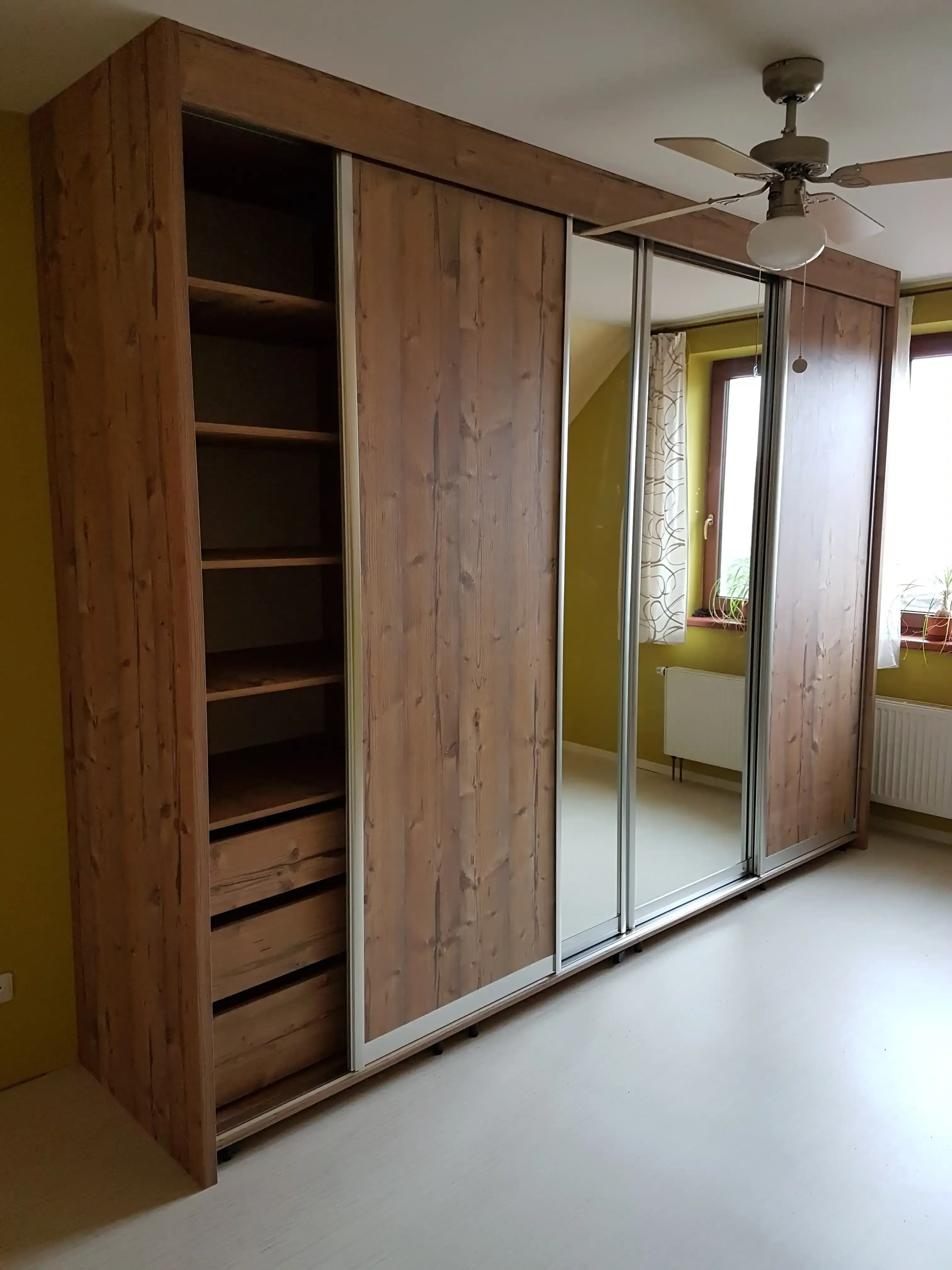 Skříně a šatníky